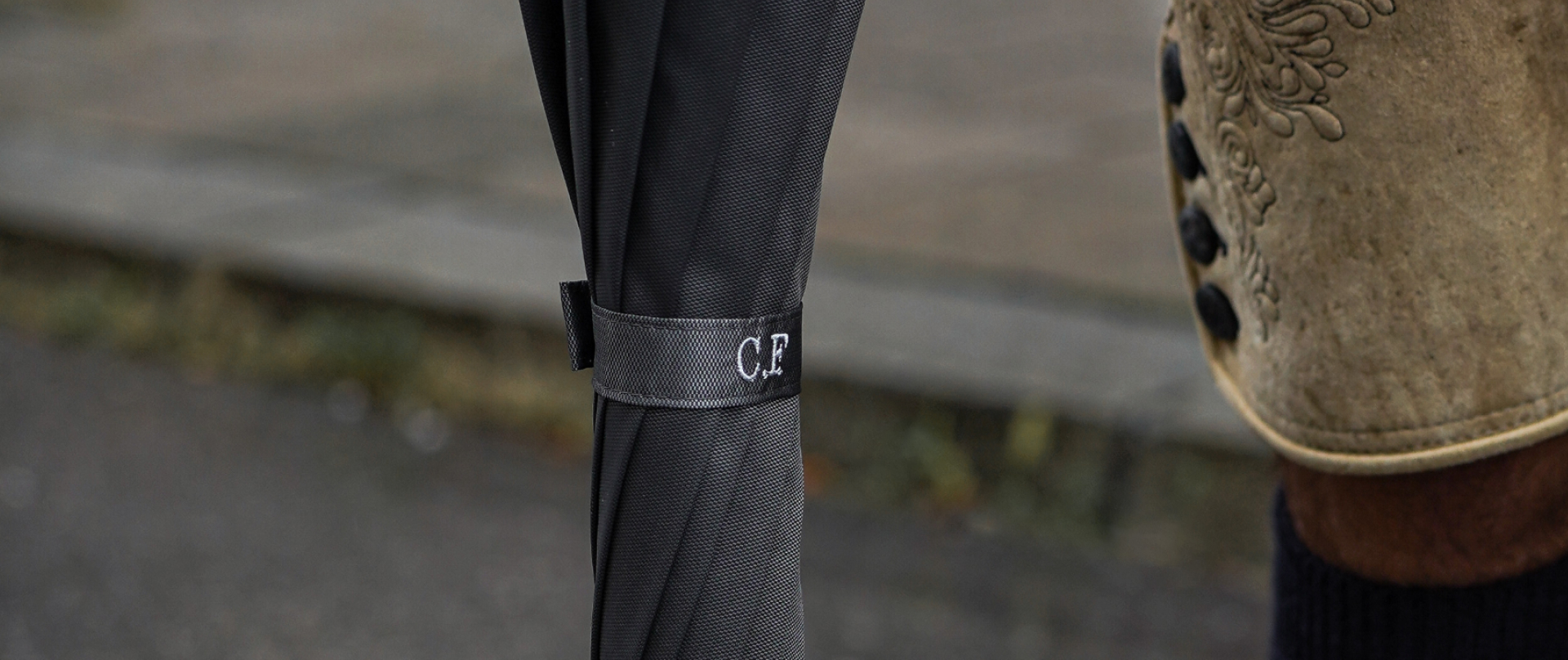 Beispiel Stickerei Schirmbändchen